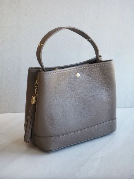 Bilde av ELISABETH SKINNVESKE, DARK TAUPE
