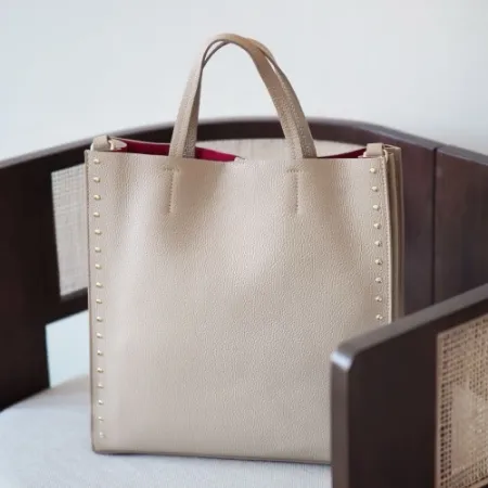Bilde av STOR VESKE MED NAGLER, BEIGE