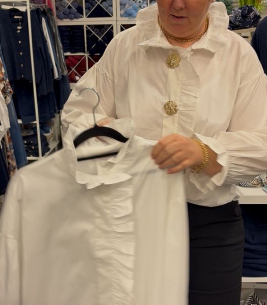 Bilde av SKJORTE MED VOLANGER OG STORE AVTAGBARE KNAPPER