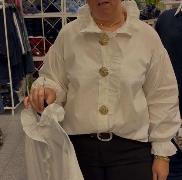 Bilde av SKJORTE MED VOLANGER OG STORE AVTAGBARE KNAPPER