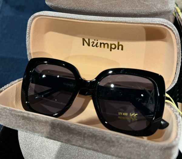 Bilde av NÜMPH NUEMELI SUNGLASSES- SORT 