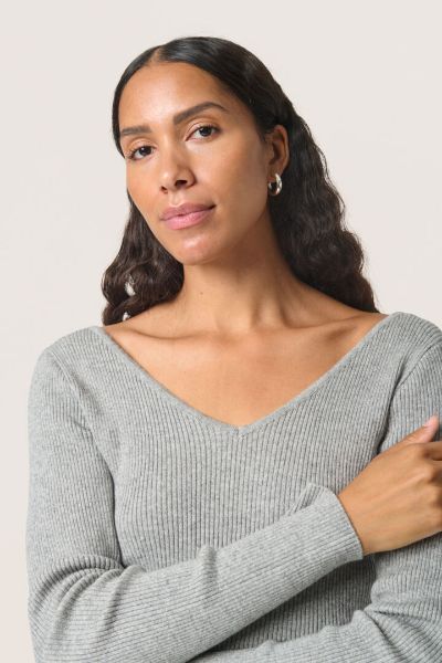 Bilde av SLSANJA V-NECK STRIKKEGENSER - GRÅ