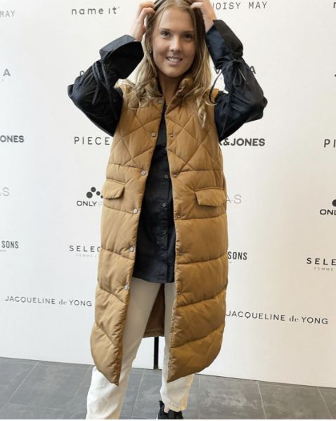 Bilde av ONLSTACY QUILTED LANG VEST - LYSEBRUN