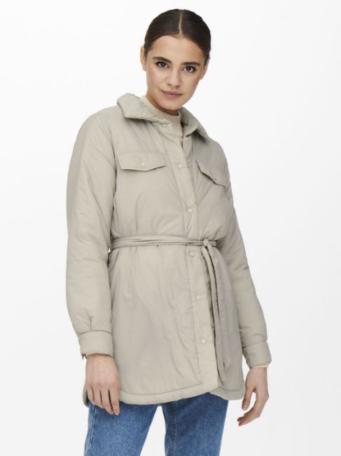 Bilde av ONLJENNA VATTERT JAKKE MED BELTE - BEIGE / SILVER LINNING