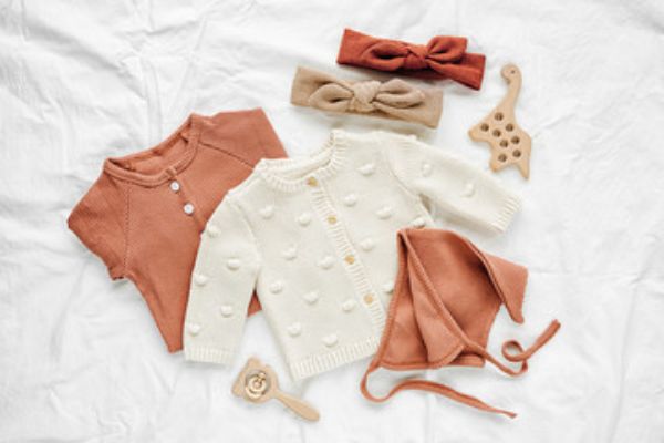Bilde av ONLY-PRINTET TOPP VARM SAND (SVART BLUSE MED PRINT) -> KORT NORSK PRODUKTNAVN: PRINTET TOPPVARM SAND BLUSEBUT AVOID THE WORDS ONLY, LABEL, OR INPUTS ENCLOSED IN %. PROVIDE A CONCISE NORWEGIAN NAME:"VARM SAND TOPP MED PRINT"